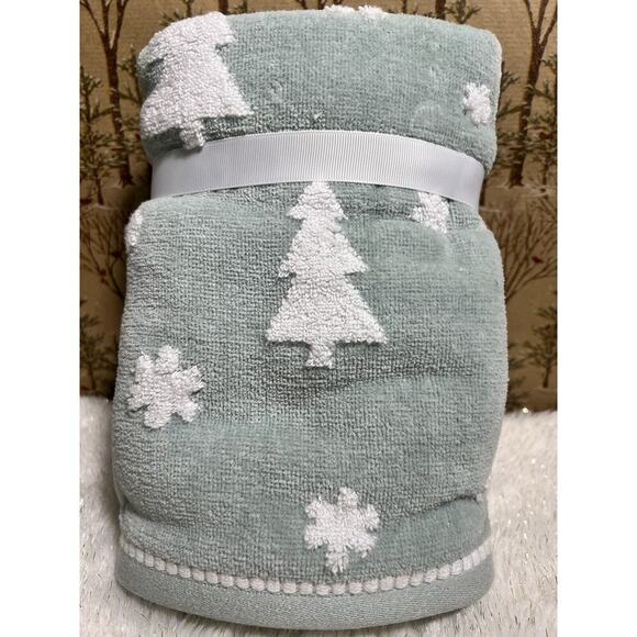 Caro Winter Evergreen Trees Snowflakes Mint Green Plush Bathroom Hand Towels 2 - Picture 3 of 4